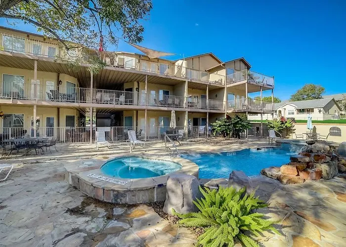 Walk To Schlitterbahn, River Access & Pets Ok