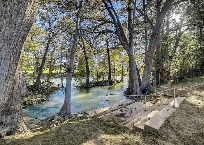 Walk To Schlitterbahn, River Access & Pets Ok