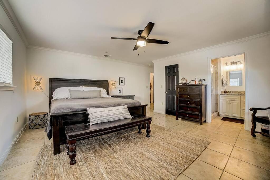 Walk To Schlitterbahn, River Access & Pets Ok