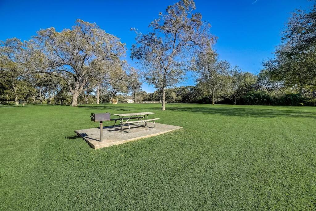 Walk To Schlitterbahn, River Access & Pets Ok Appartement *