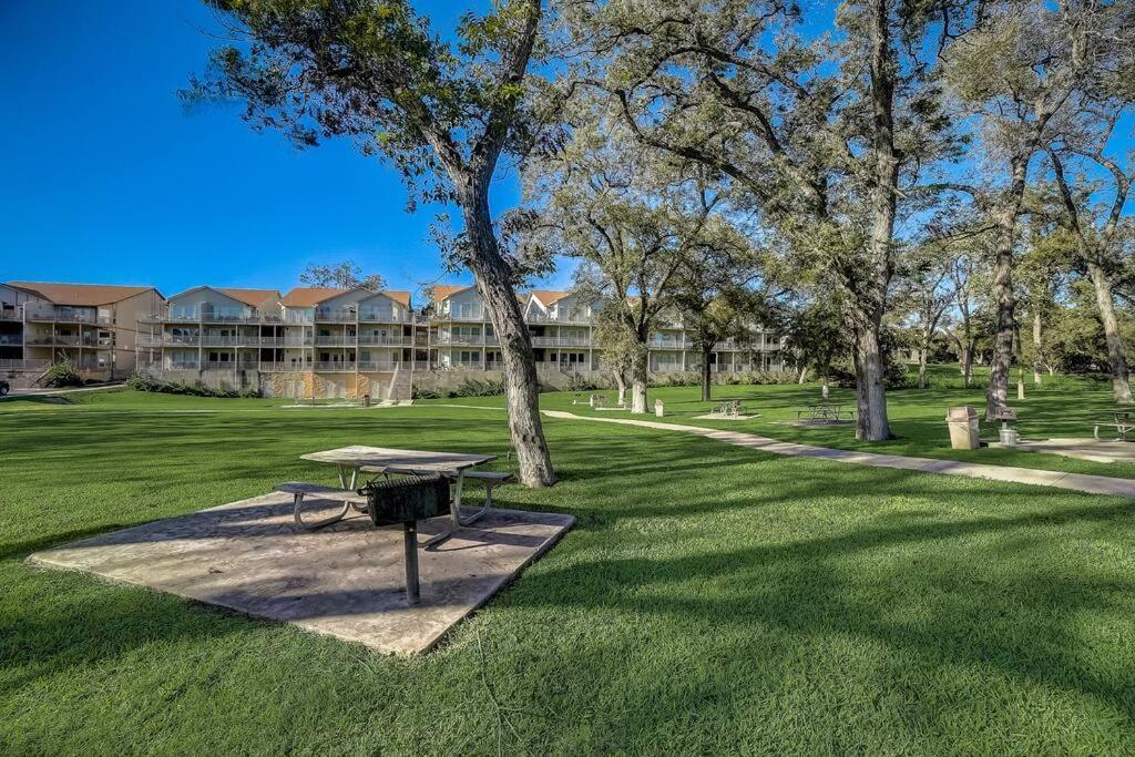 Walk To Schlitterbahn, River Access & Pets Ok Appartement