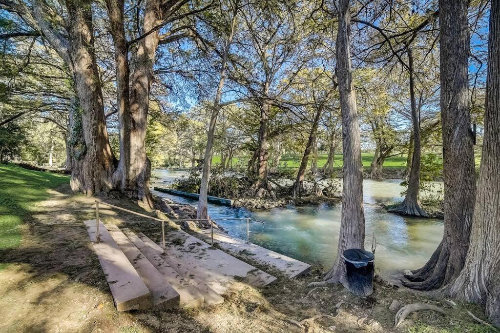 Walk To Schlitterbahn, River Access & Pets Ok * New Braunfels