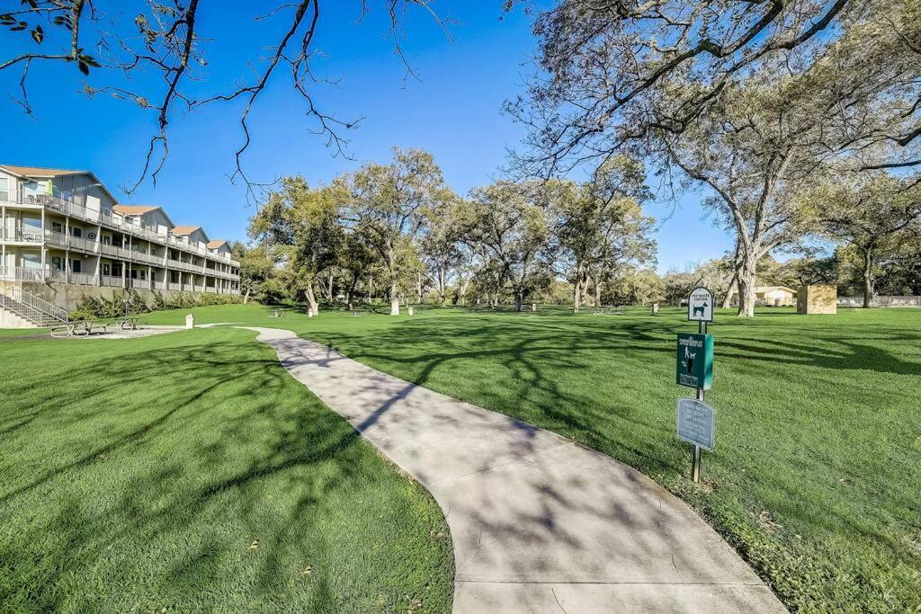 Walk To Schlitterbahn, River Access & Pets Ok Appartement *